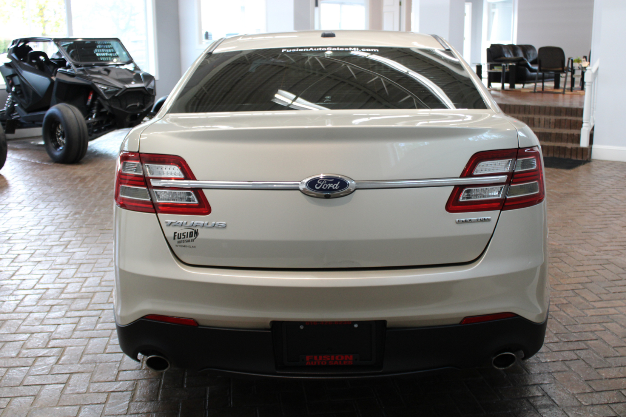 2018 Ford Taurus SE photo 6