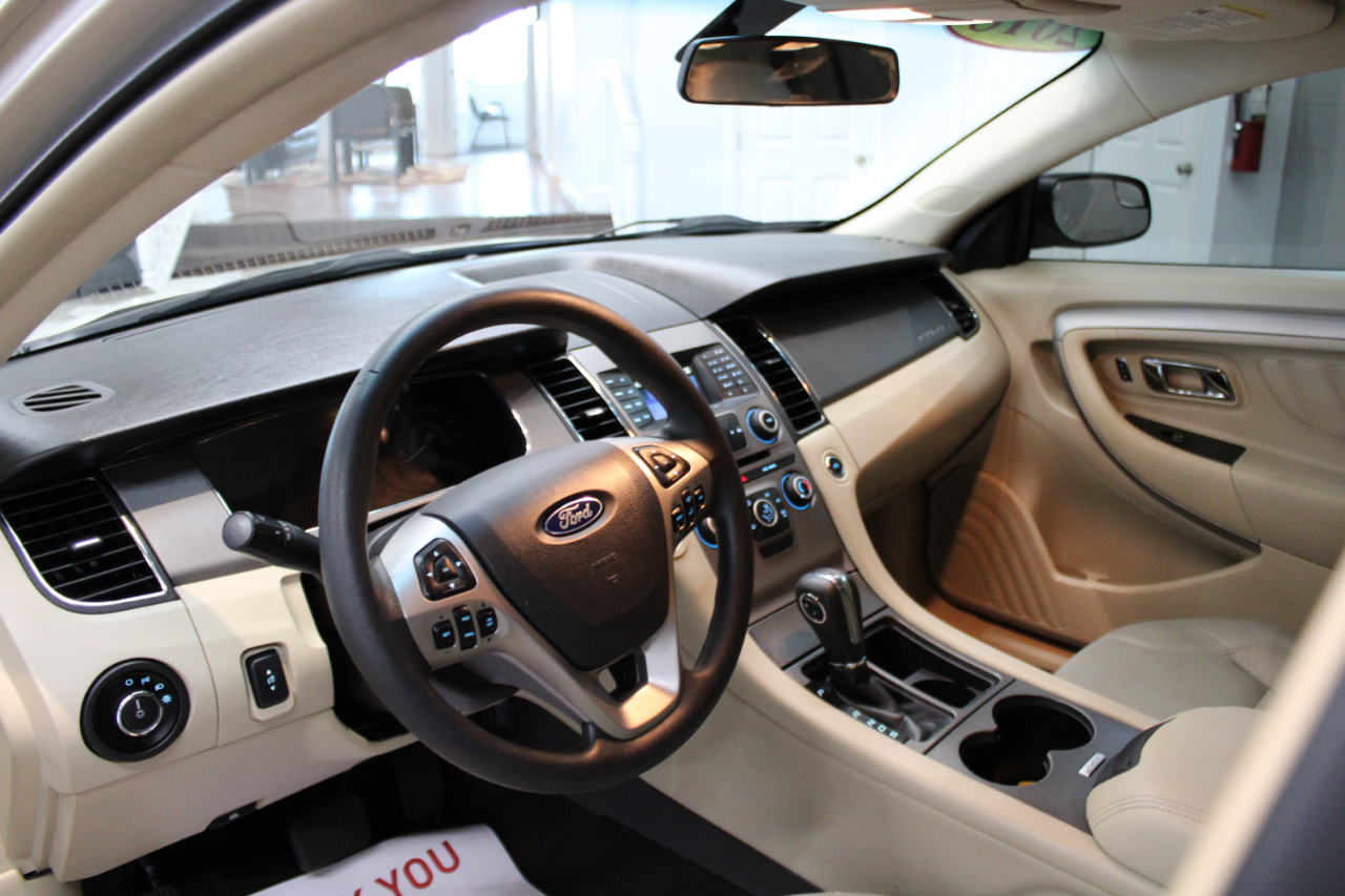 2018 Ford Taurus SE photo 9