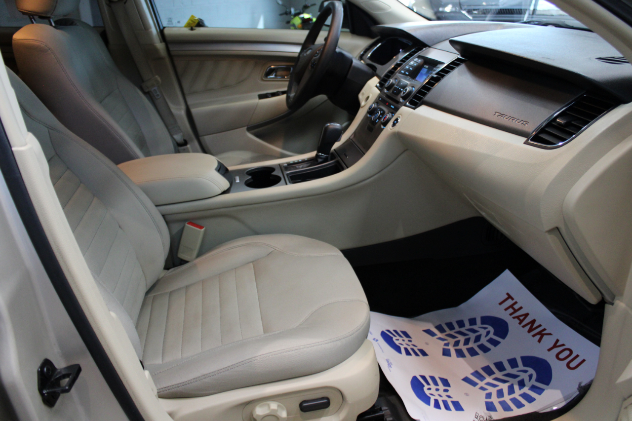 2018 Ford Taurus SE photo 17