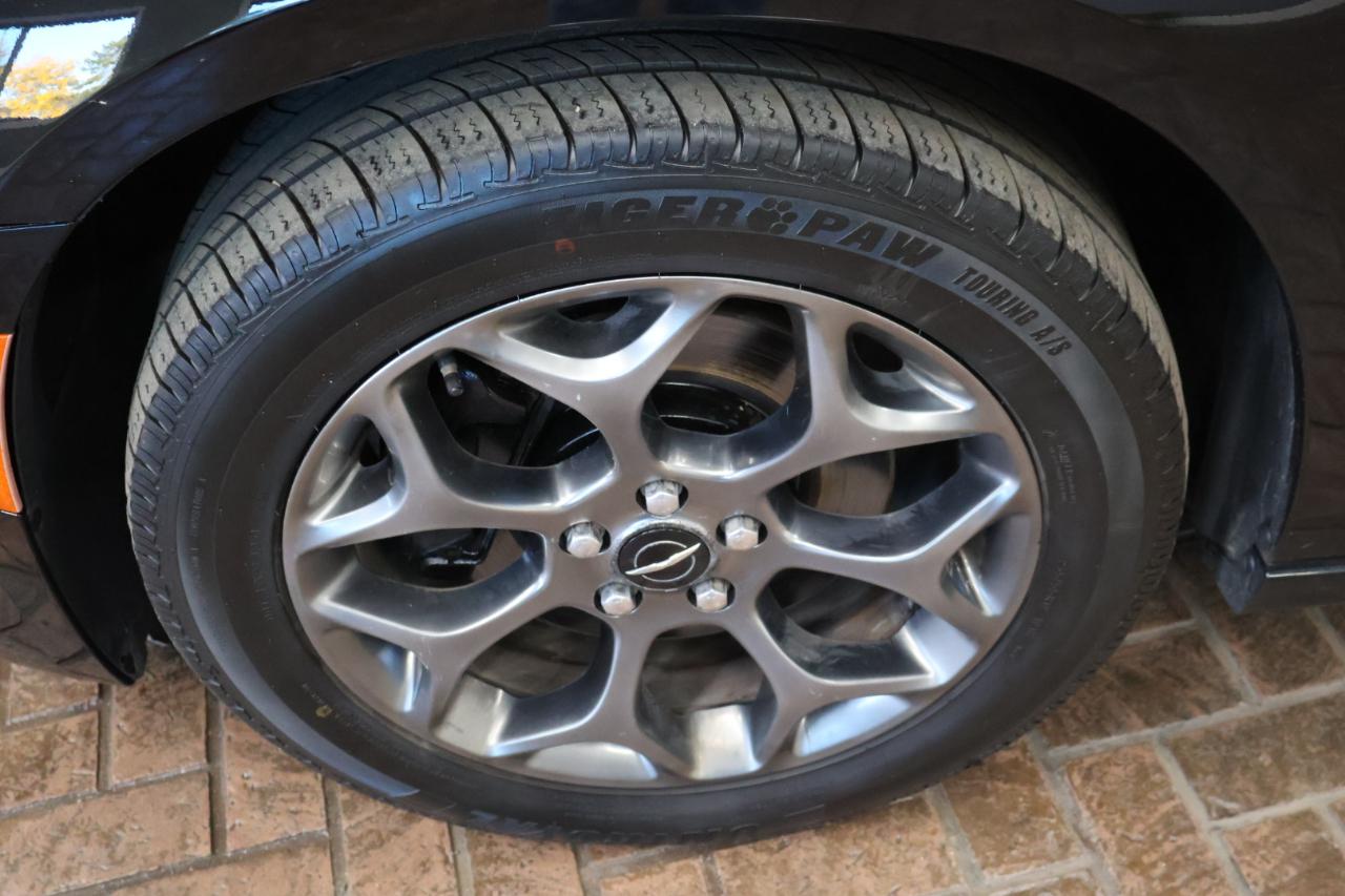 Chrysler 300 photo 8