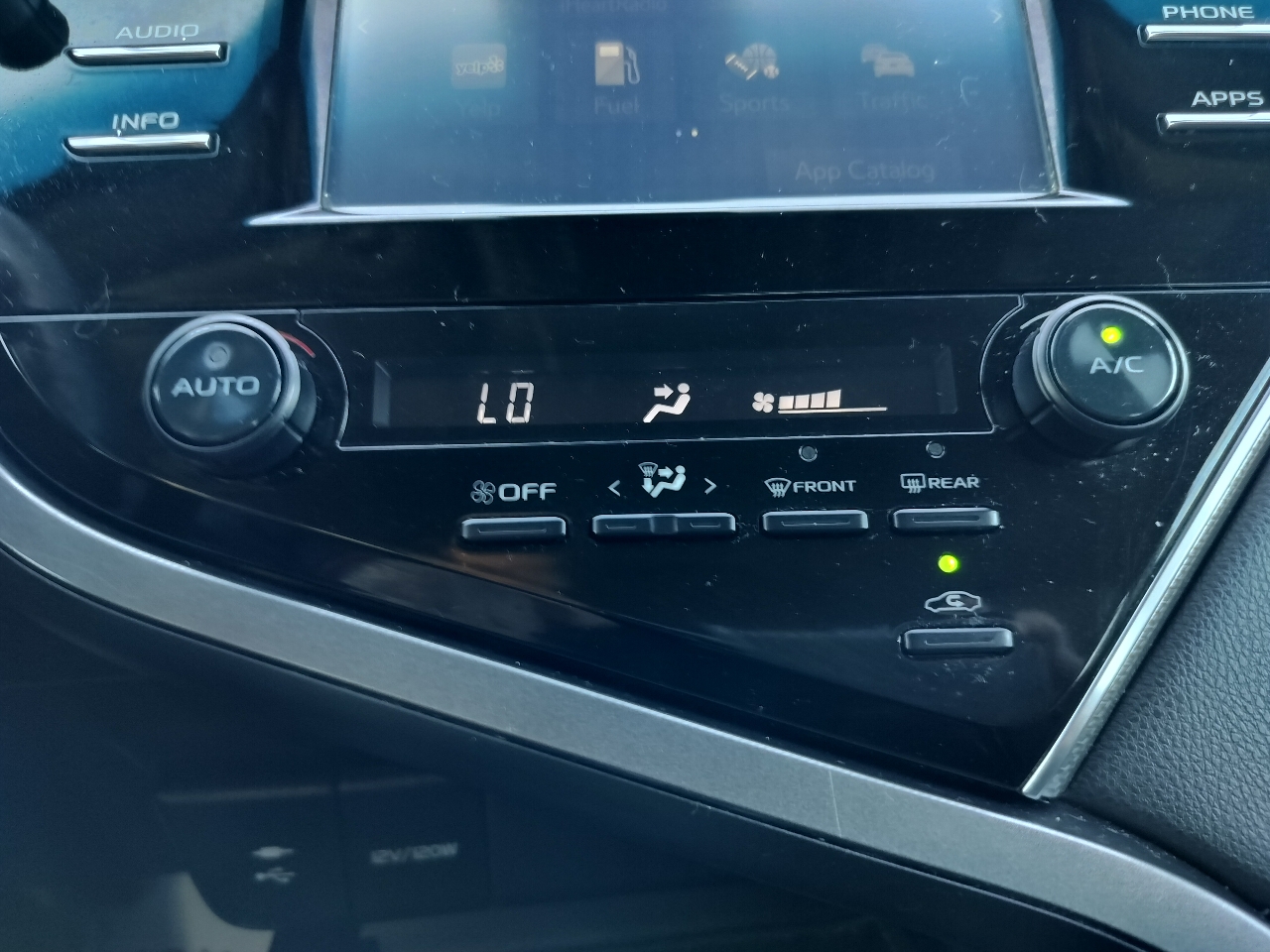 Toyota Camry SE Auto (Natl) 2018