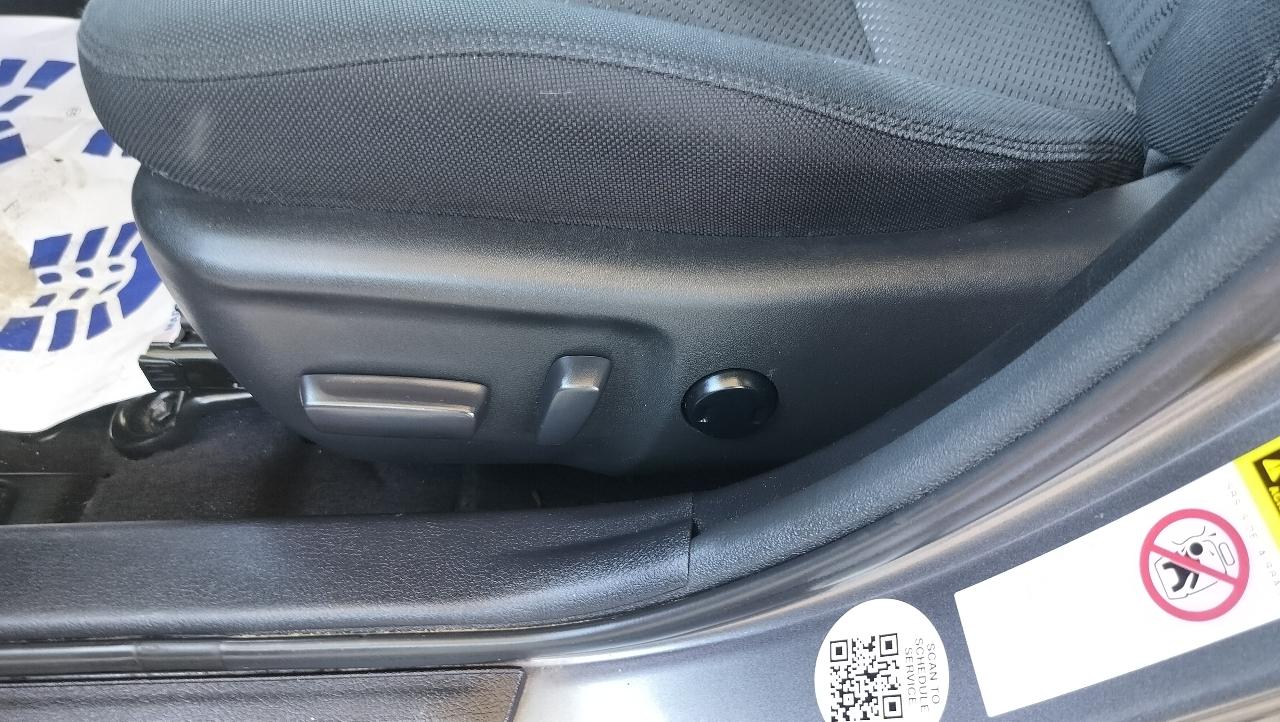 Toyota Camry LE Auto (Natl) 2017