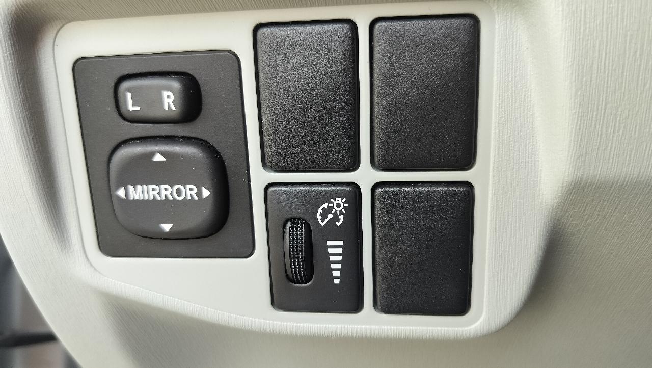 Toyota Prius 5dr HB II (Natl) 2011