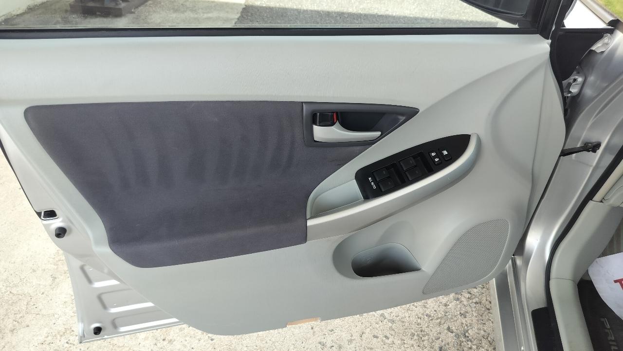 Toyota Prius 5dr HB II (Natl) 2011