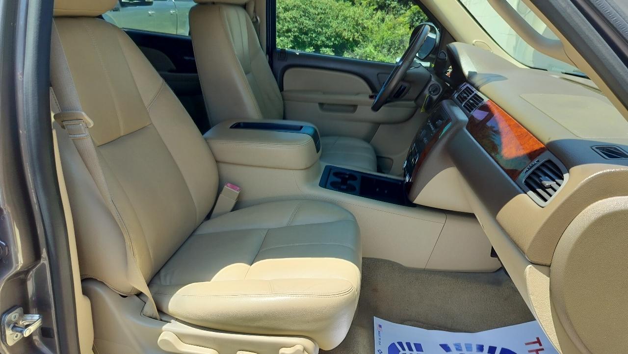 Chevrolet Suburban 2WD 4dr LT 2014