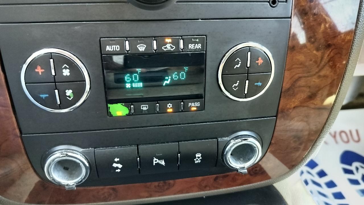 Chevrolet Suburban 2WD 4dr LT 2014