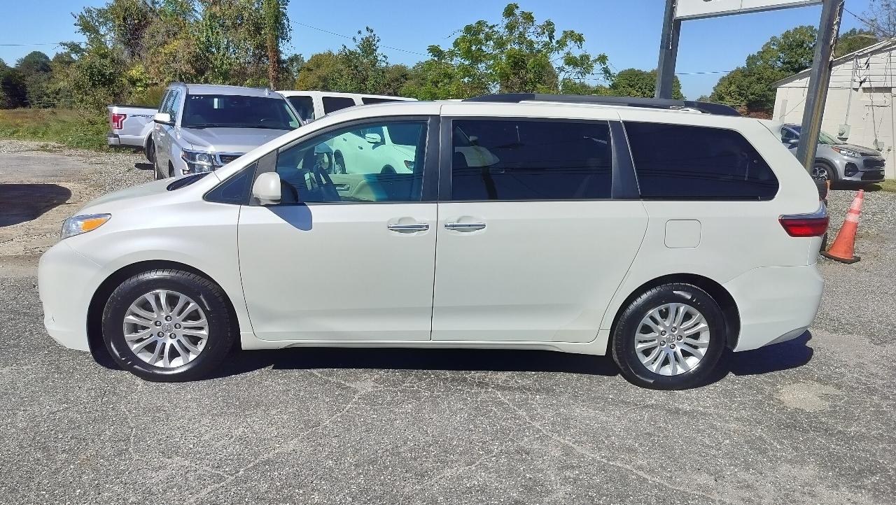 Toyota Sienna XLE Auto Access Seat FWD 7-Passenger (Natl) 2017