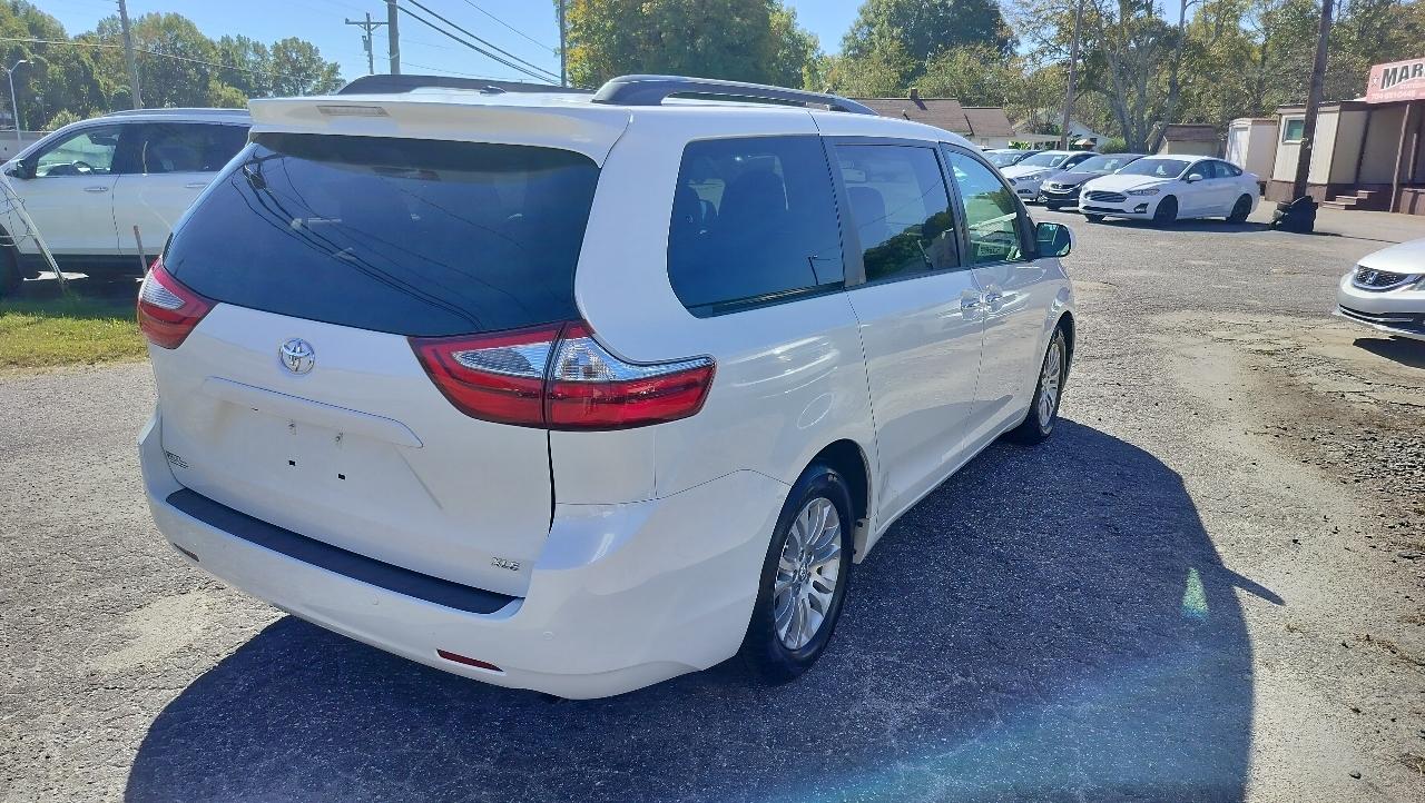 Toyota Sienna XLE Auto Access Seat FWD 7-Passenger (Natl) 2017
