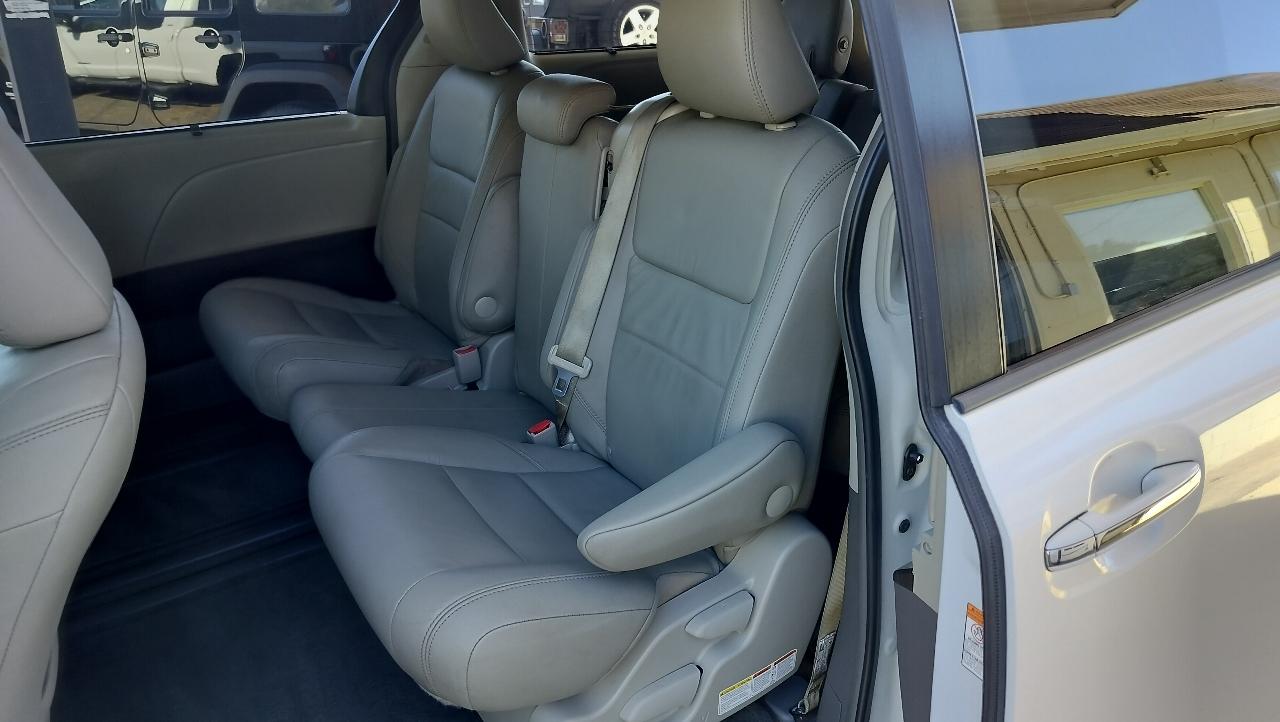 Toyota Sienna XLE Auto Access Seat FWD 7-Passenger (Natl) 2017