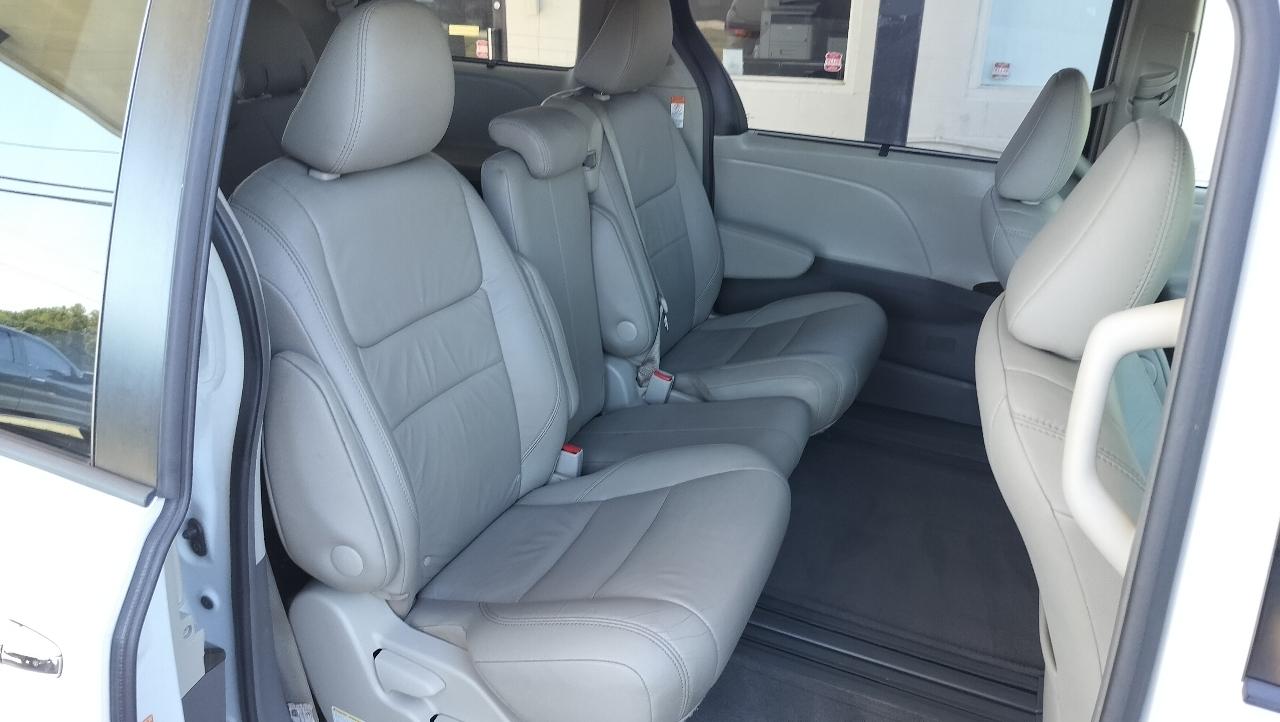 Toyota Sienna XLE Auto Access Seat FWD 7-Passenger (Natl) 2017