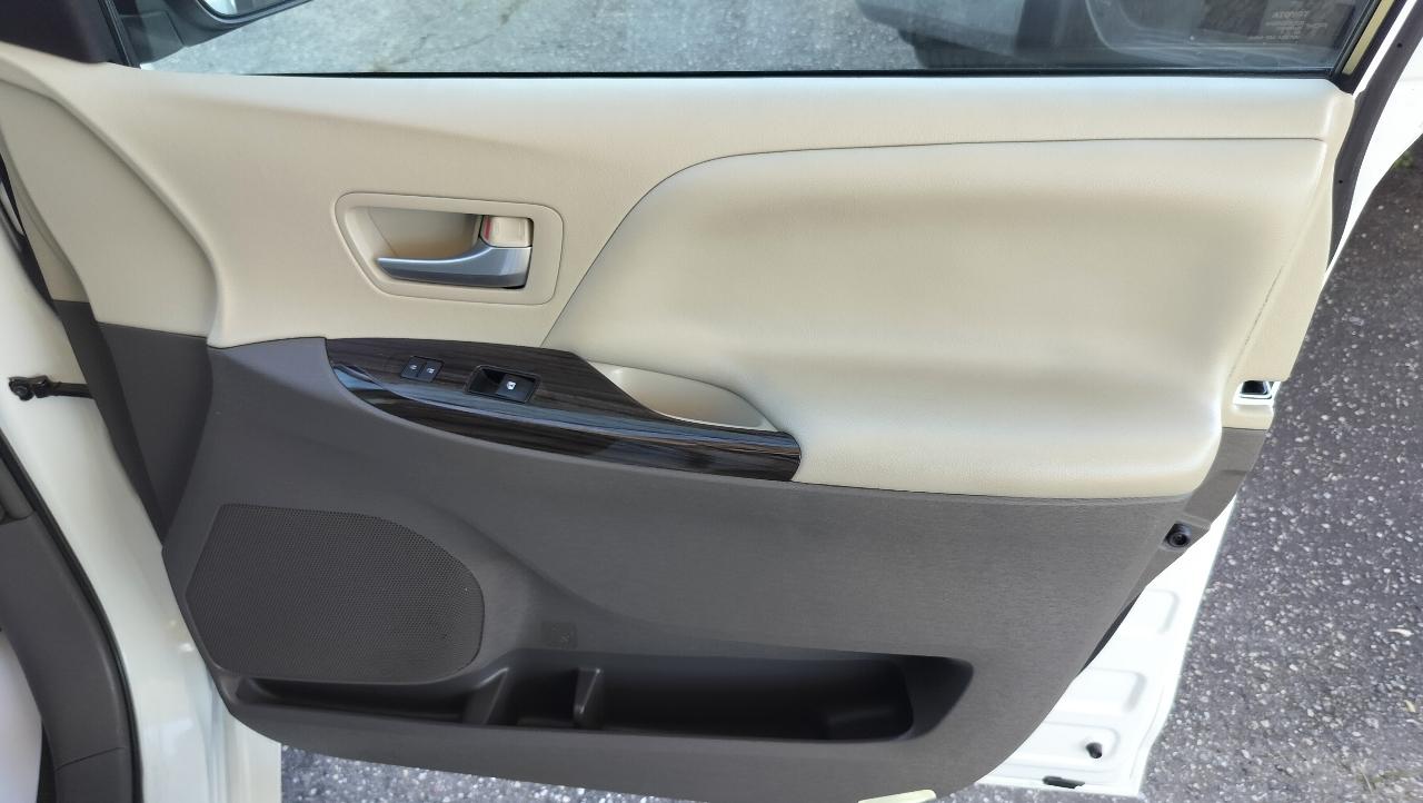 Toyota Sienna XLE Auto Access Seat FWD 7-Passenger (Natl) 2017