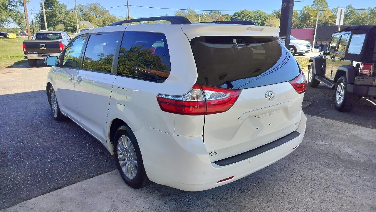 Toyota Sienna XLE Auto Access Seat FWD 7-Passenger (Natl) 2017