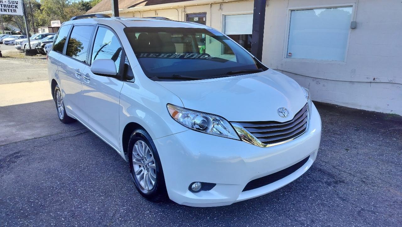 Toyota Sienna XLE Auto Access Seat FWD 7-Passenger (Natl) 2017