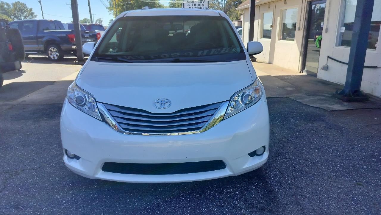 Toyota Sienna XLE Auto Access Seat FWD 7-Passenger (Natl) 2017