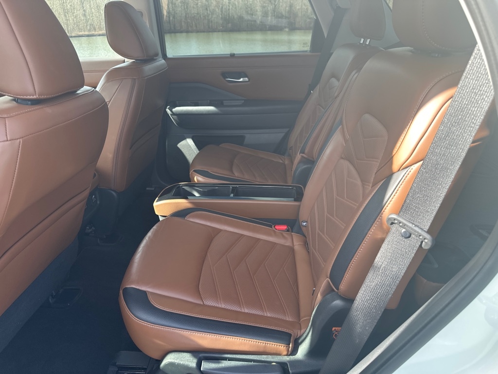 Nissan Pathfinder Platinum 2WD 2023