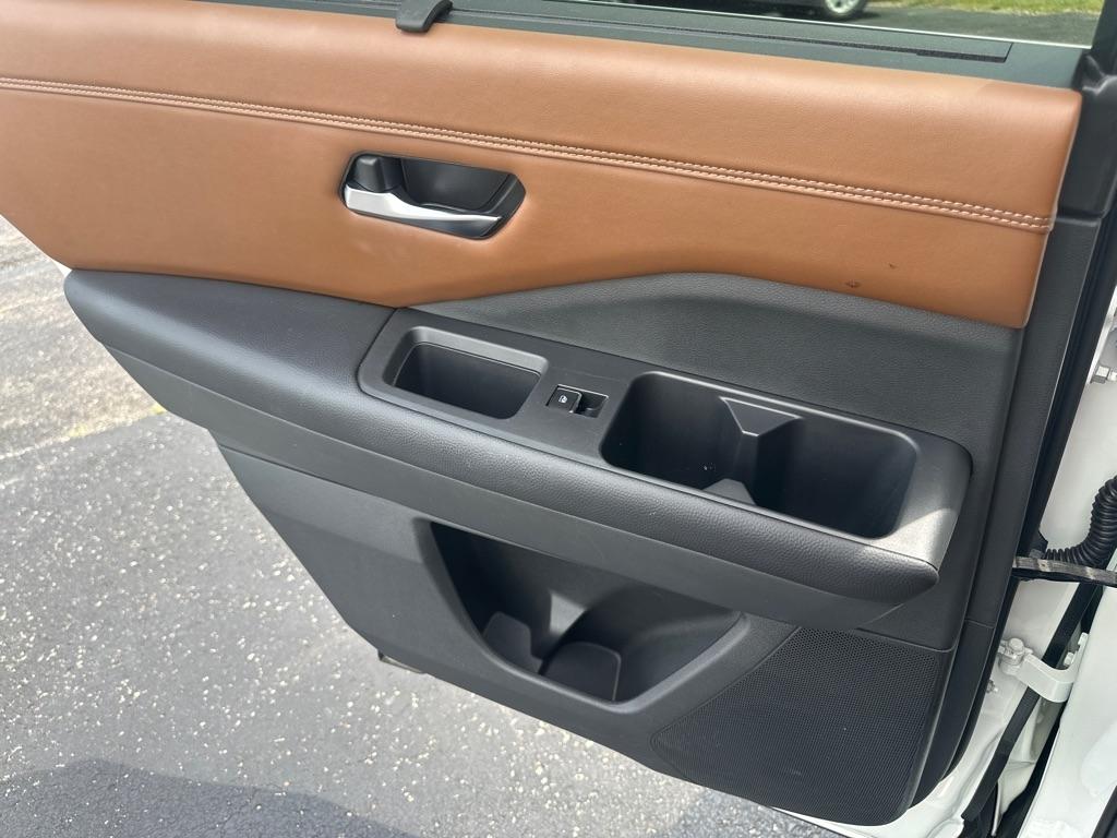 Nissan Pathfinder Platinum 4D SUV FWD 2023