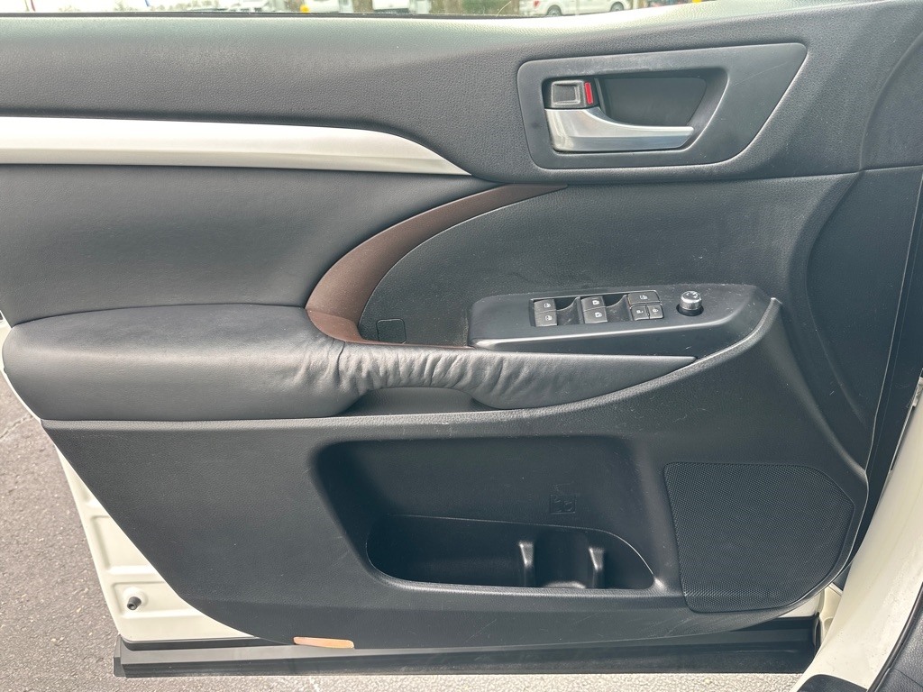 Toyota Highlander FWD 4dr V6 XLE (Natl) 2015