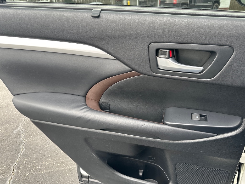 Toyota Highlander FWD 4dr V6 XLE (Natl) 2015