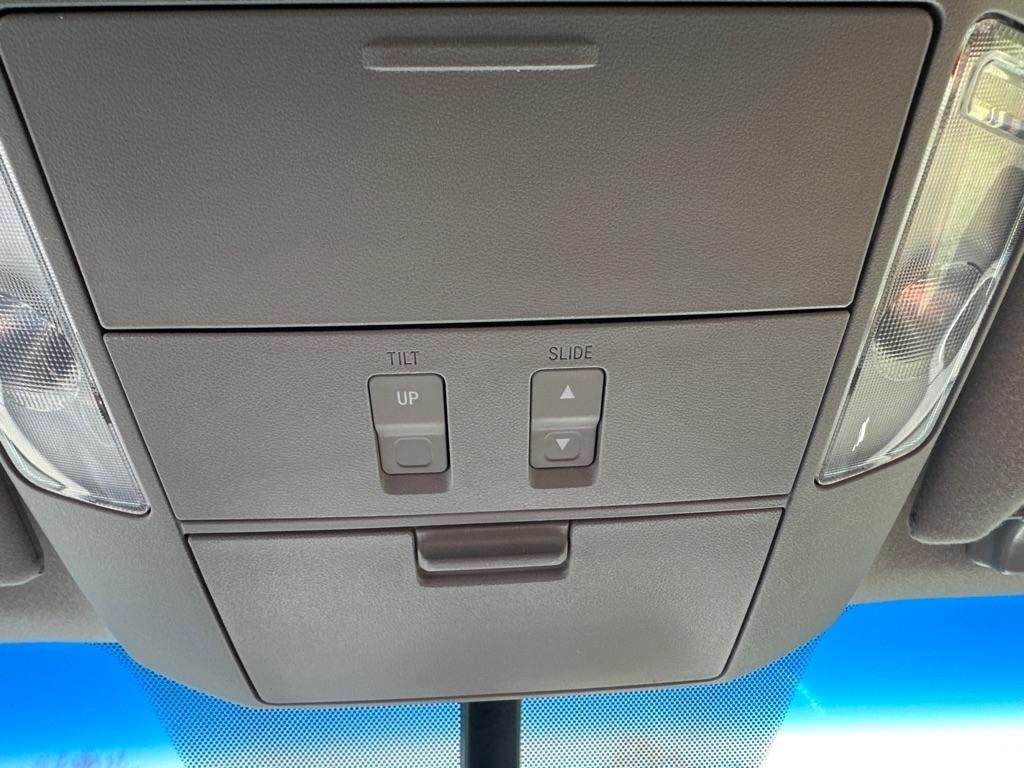 Toyota Sequoia RWD 5.7L Platinum (Natl) 2016