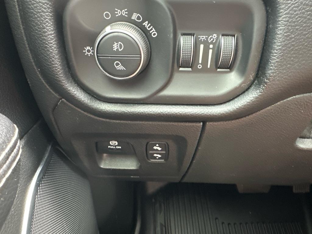 RAM 1500 Laramie 4x4 Crew Cab 5'7" Box 2022