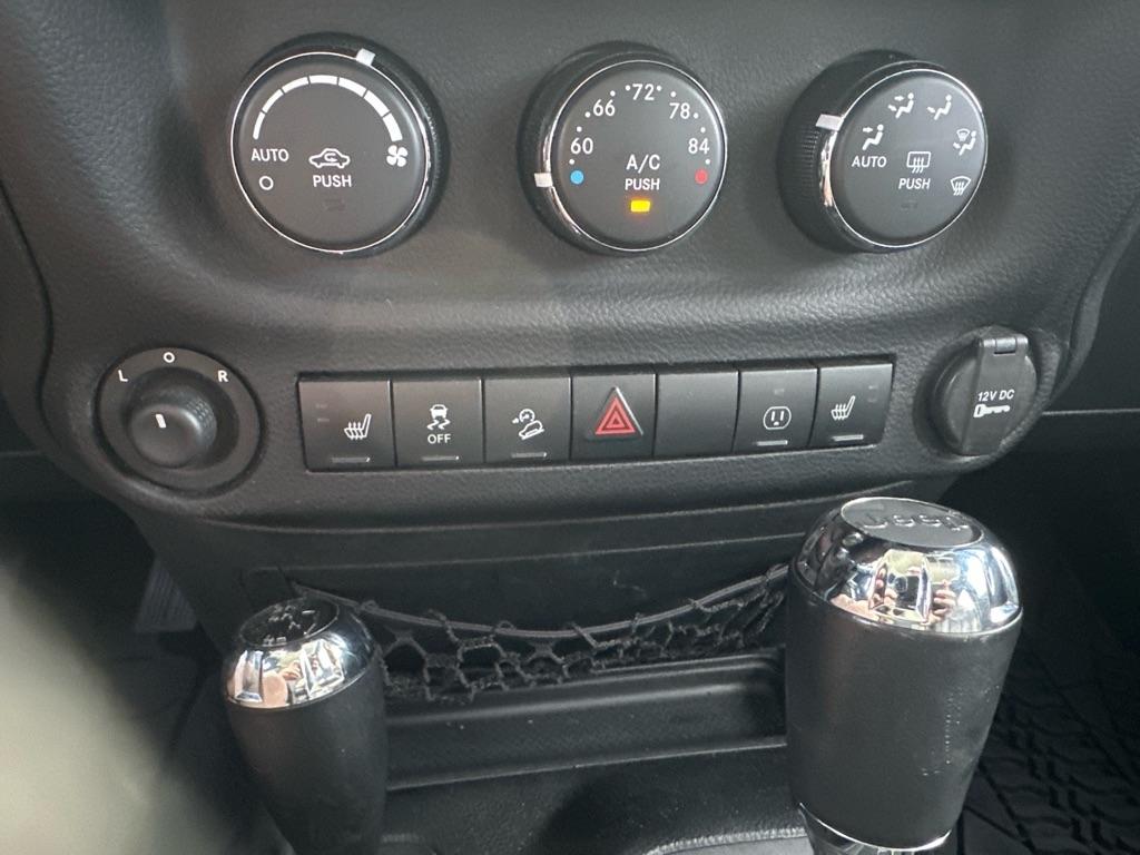 Jeep Wrangler Unlimited 4WD 4dr Sahara 2013