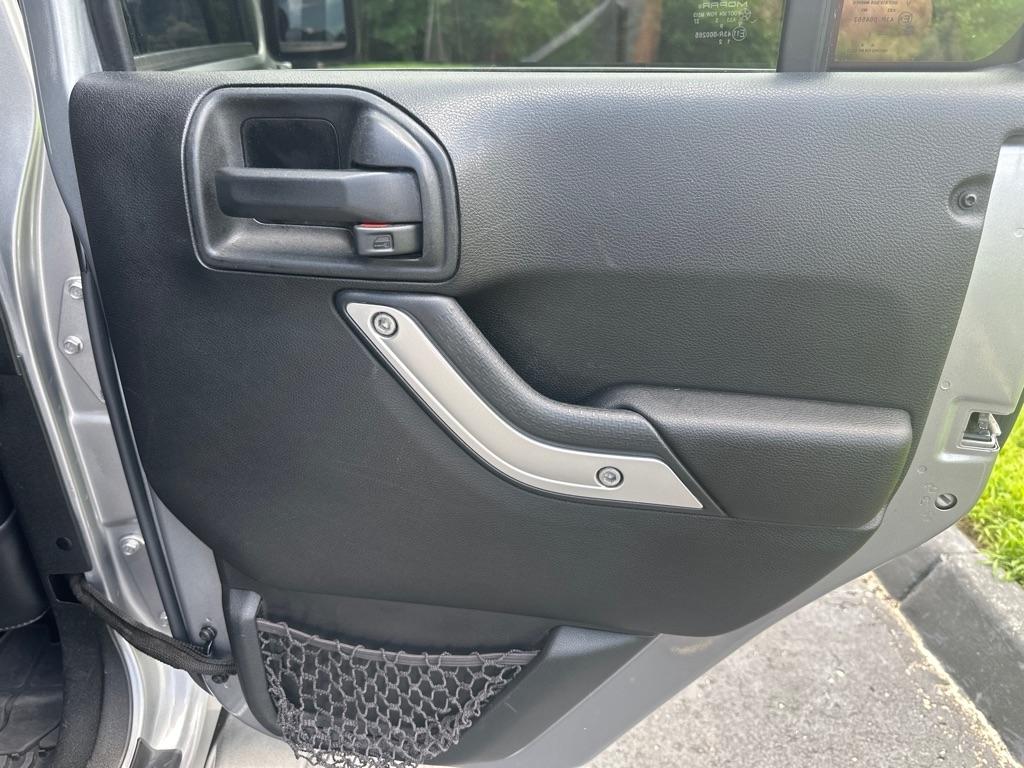 Jeep Wrangler Unlimited 4WD 4dr Sahara 2013