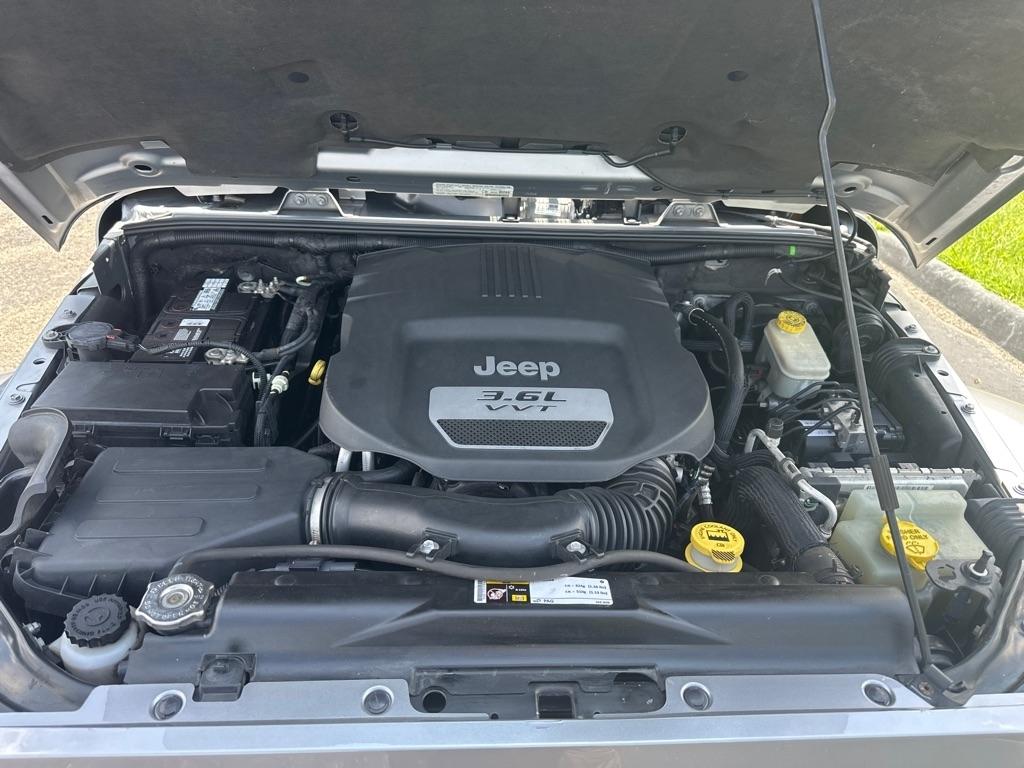 Jeep Wrangler Unlimited 4WD 4dr Sahara 2013