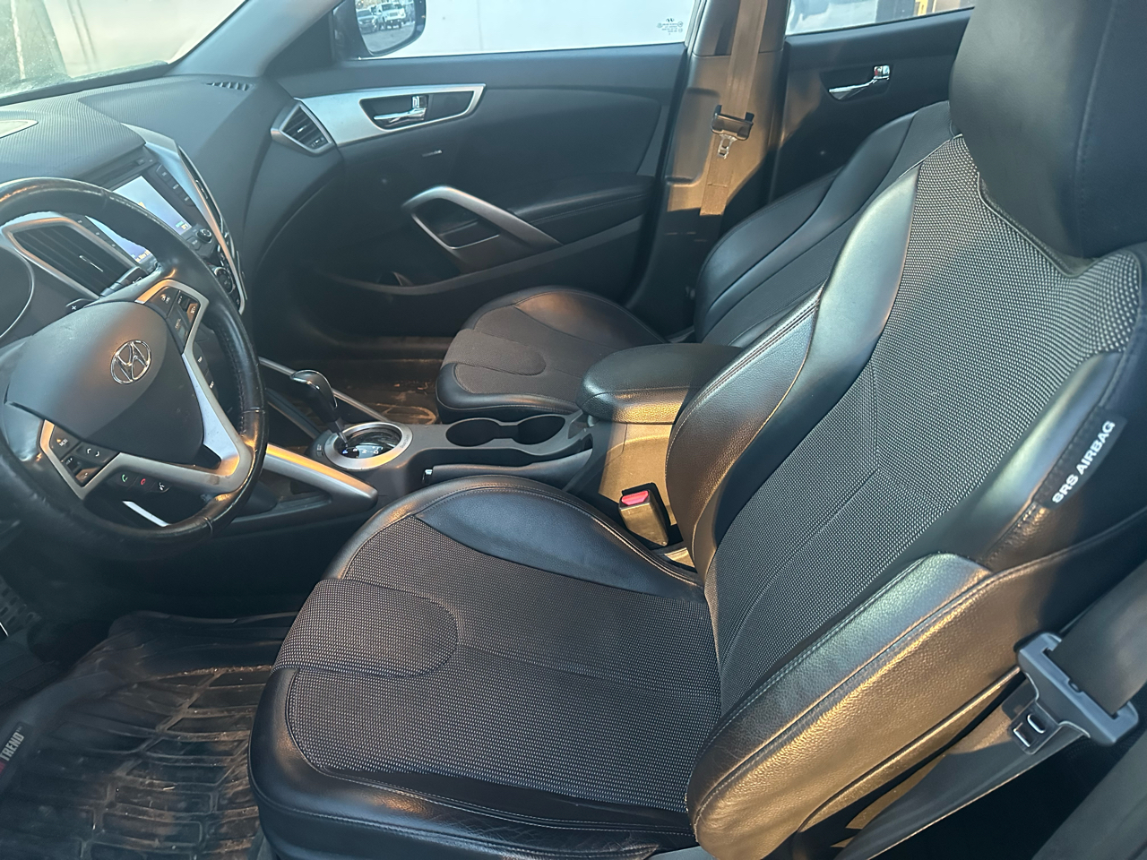 Hyundai Veloster 3dr Cpe Auto w/Black Int 2012