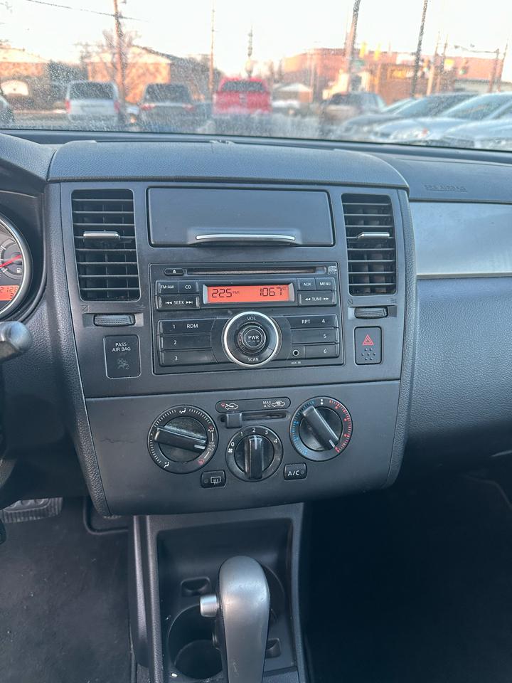 Nissan Versa 5dr HB Auto 1.8 S 2012