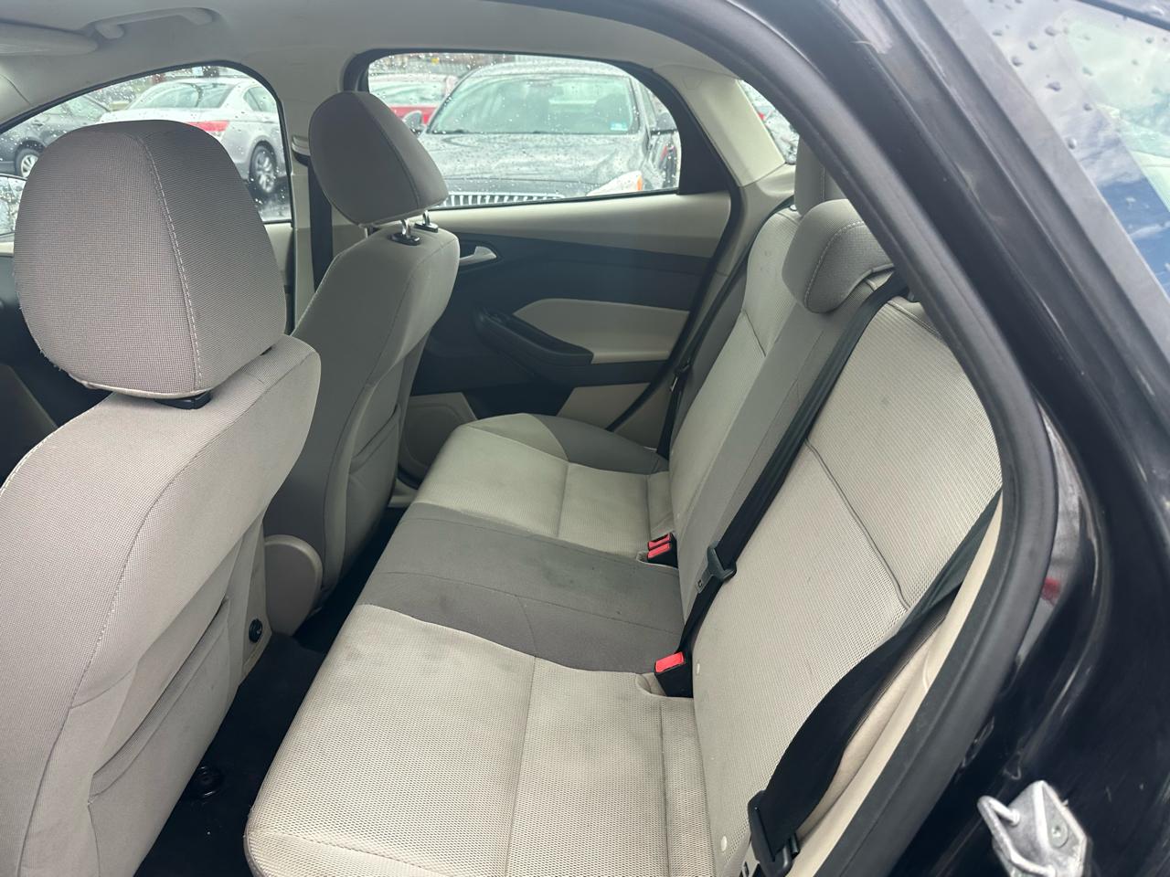 Ford Focus 4dr Sdn SE 2013