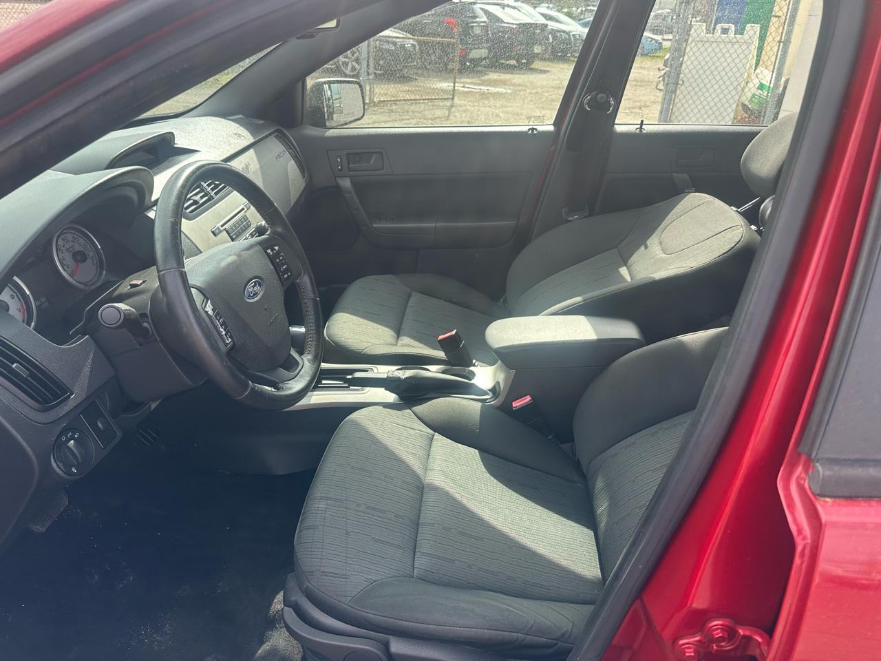 Ford Focus 4dr Sdn SE 2009