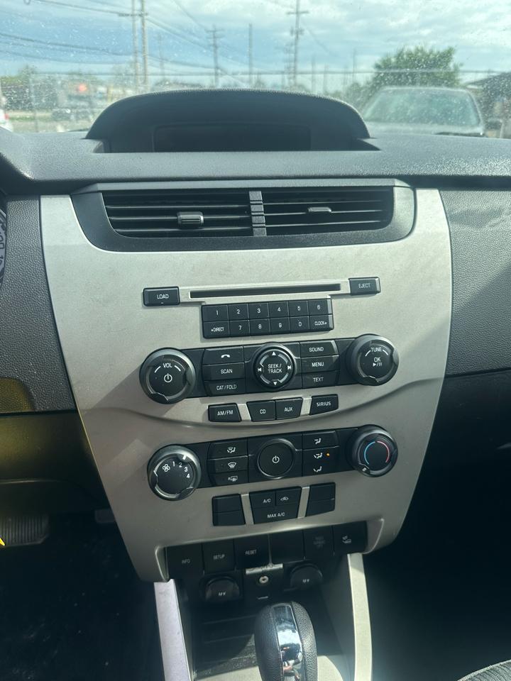 Ford Focus 4dr Sdn SE 2009