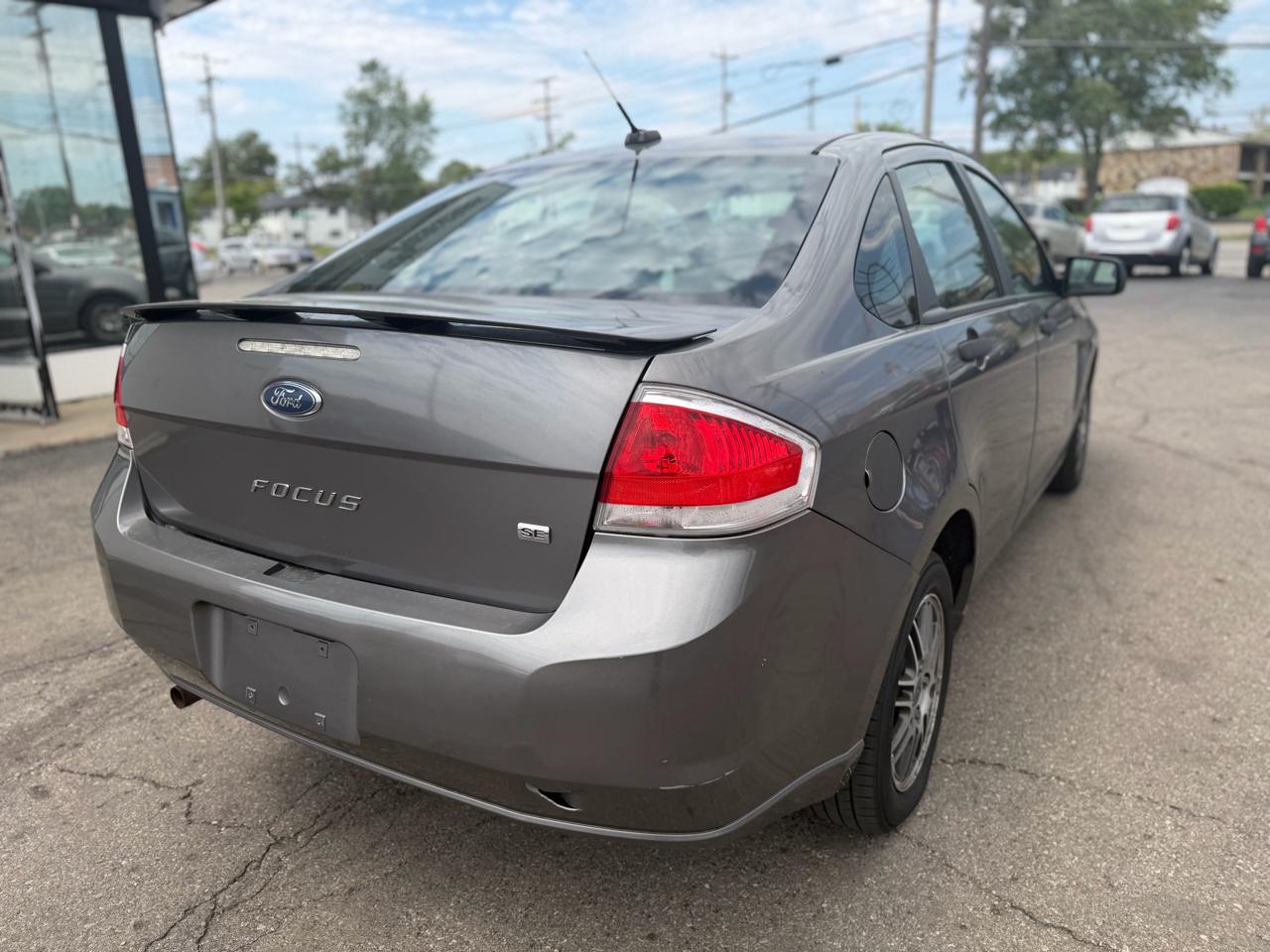 Ford Focus 4dr Sdn SE 2011