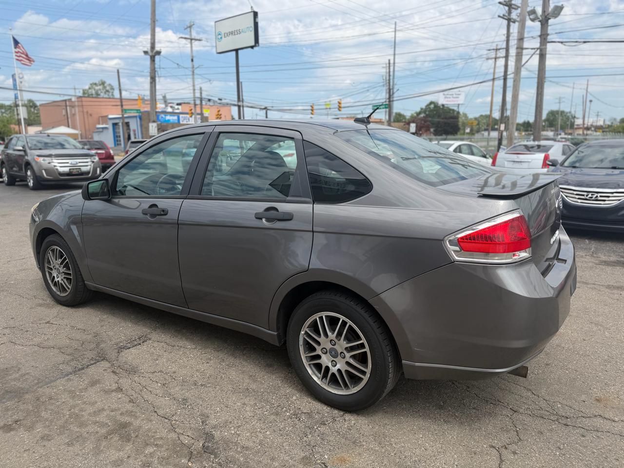 Ford Focus 4dr Sdn SE 2011