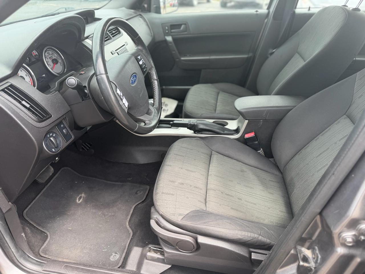 Ford Focus 4dr Sdn SE 2011