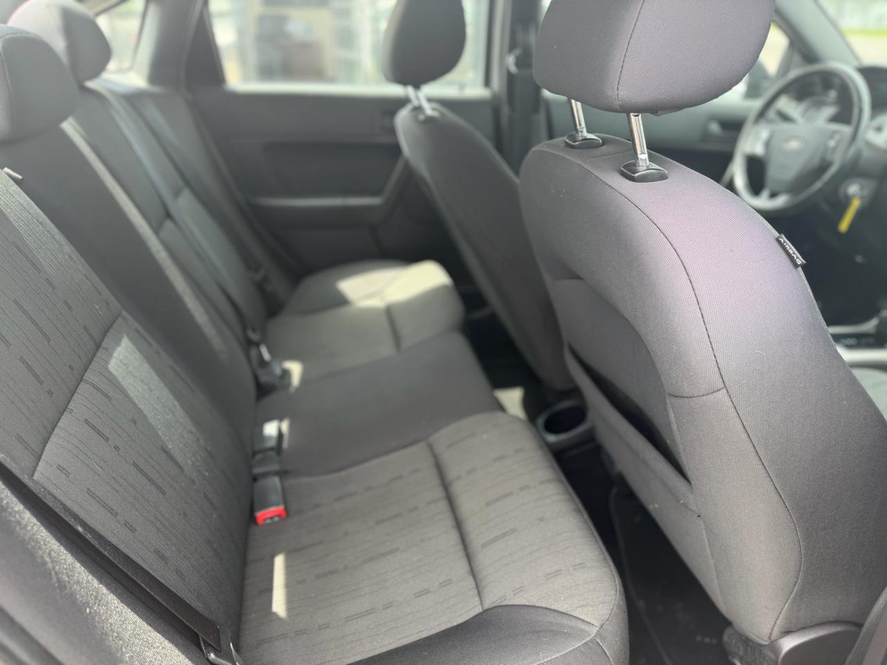 Ford Focus 4dr Sdn SE 2011