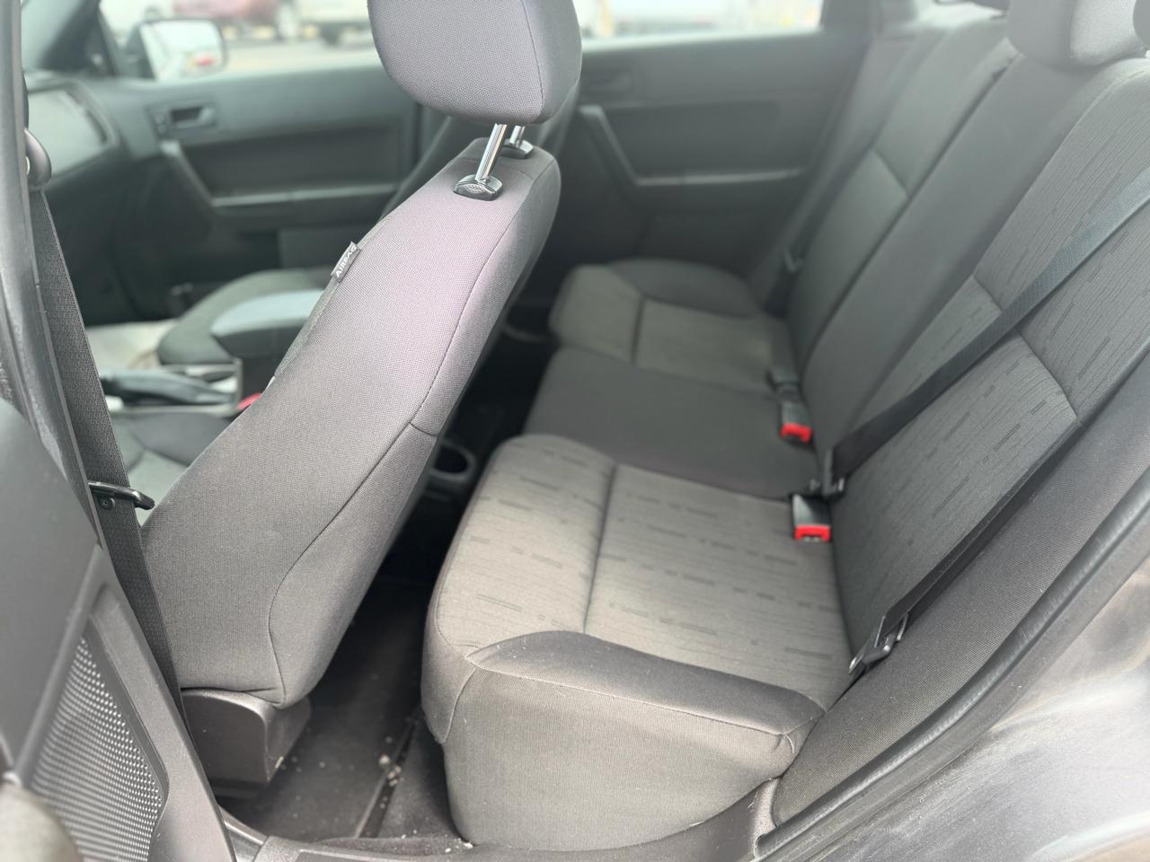 Ford Focus 4dr Sdn SE 2011