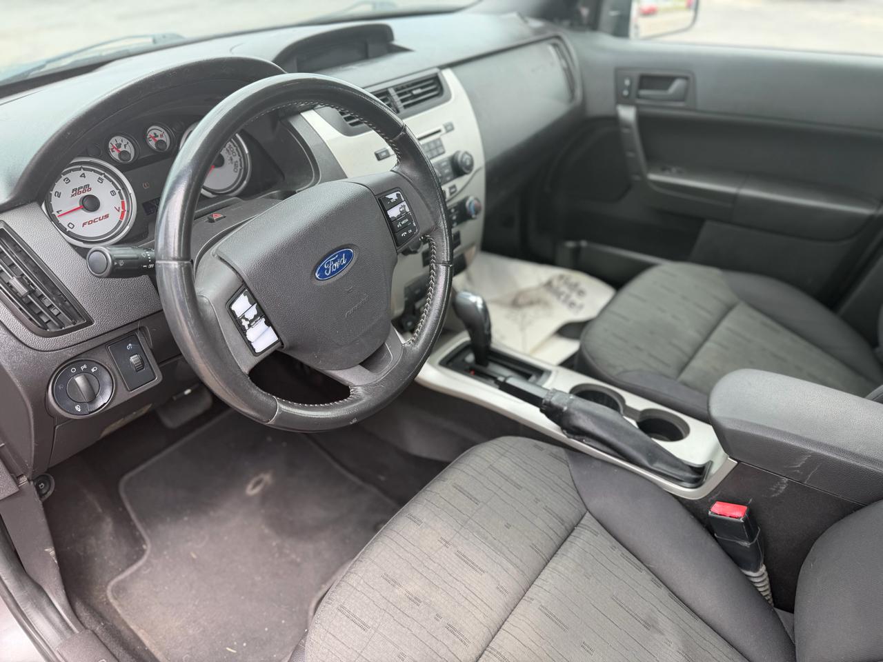 Ford Focus 4dr Sdn SE 2011