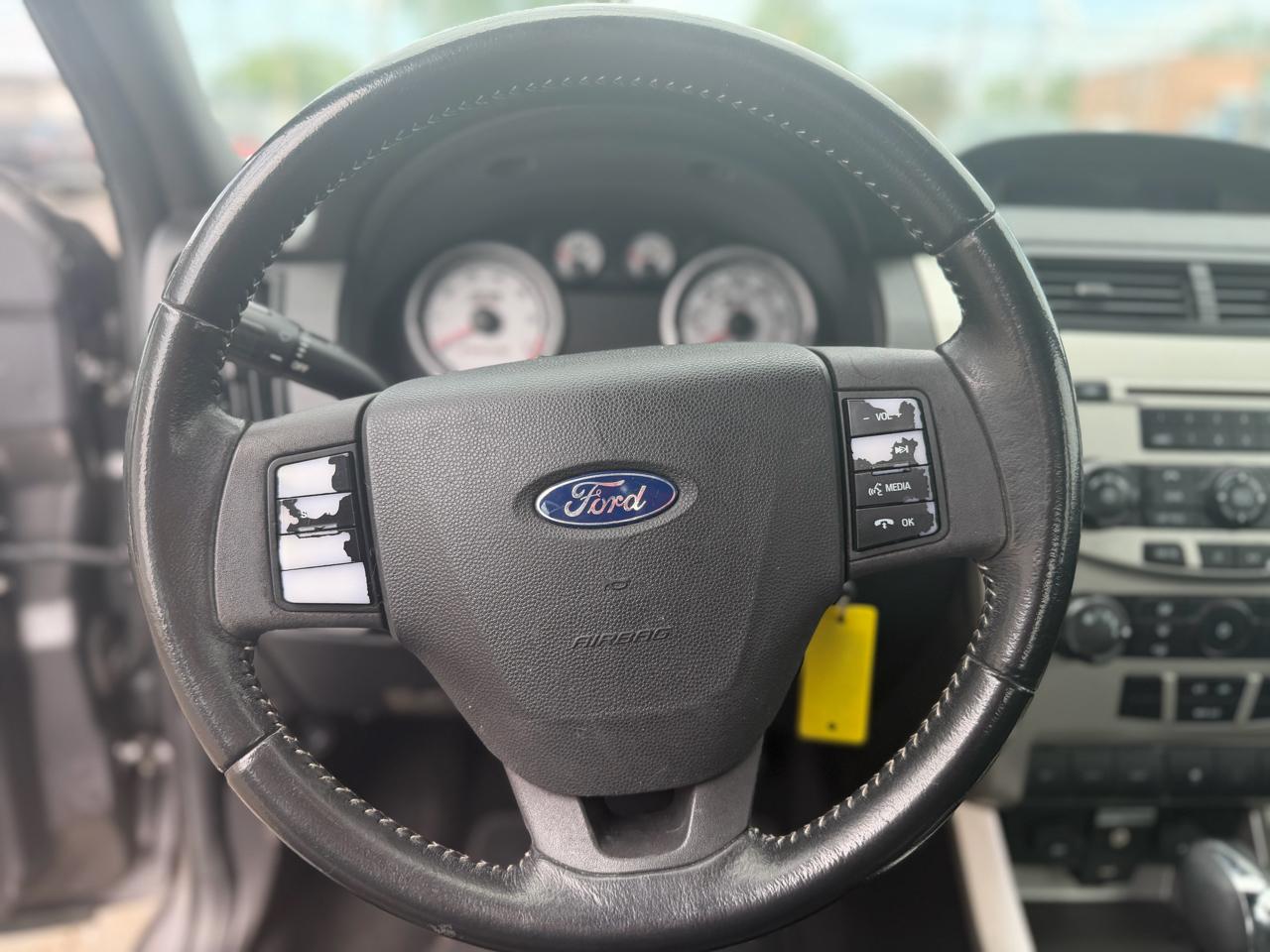 Ford Focus 4dr Sdn SE 2011