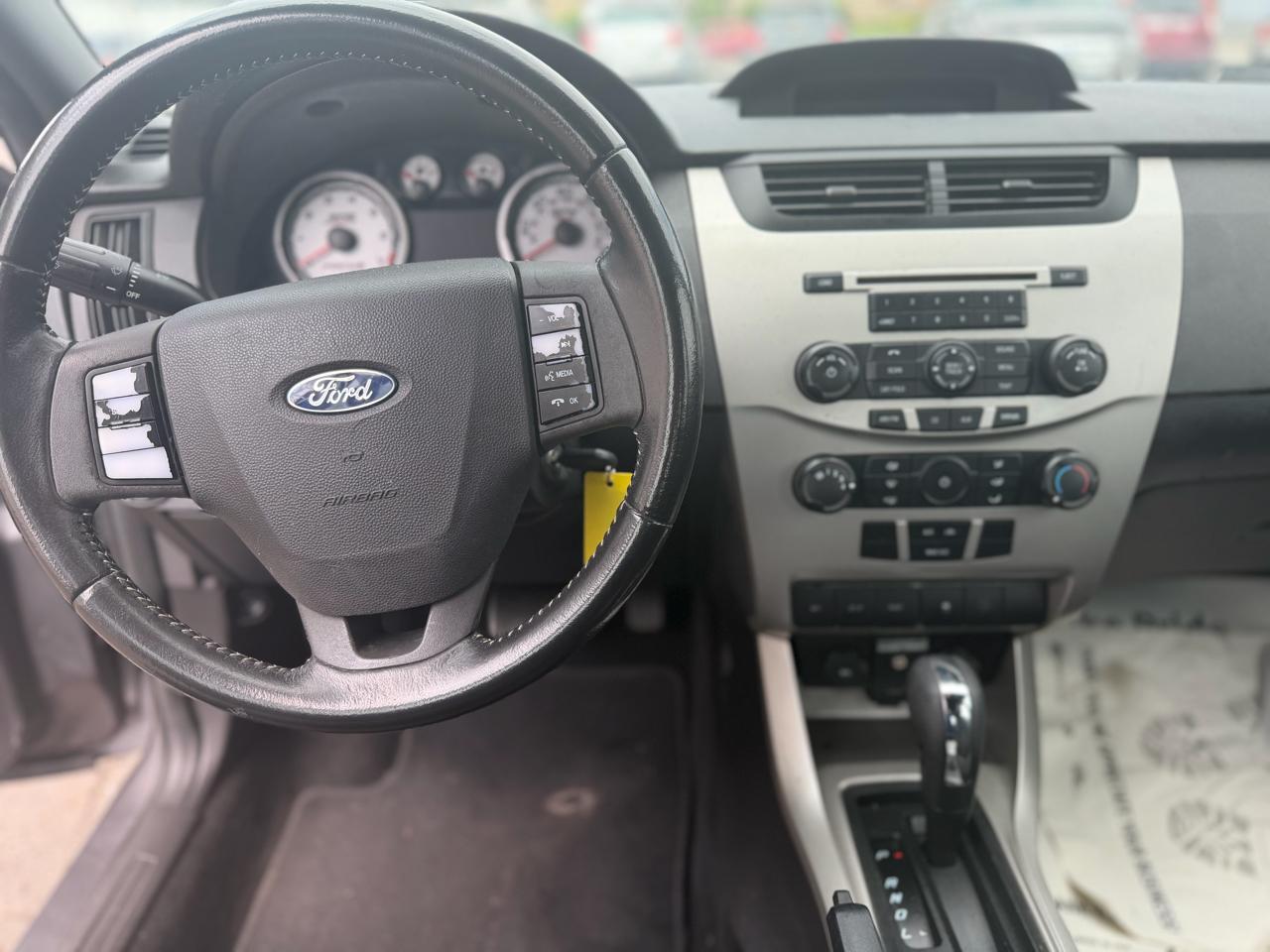 Ford Focus 4dr Sdn SE 2011