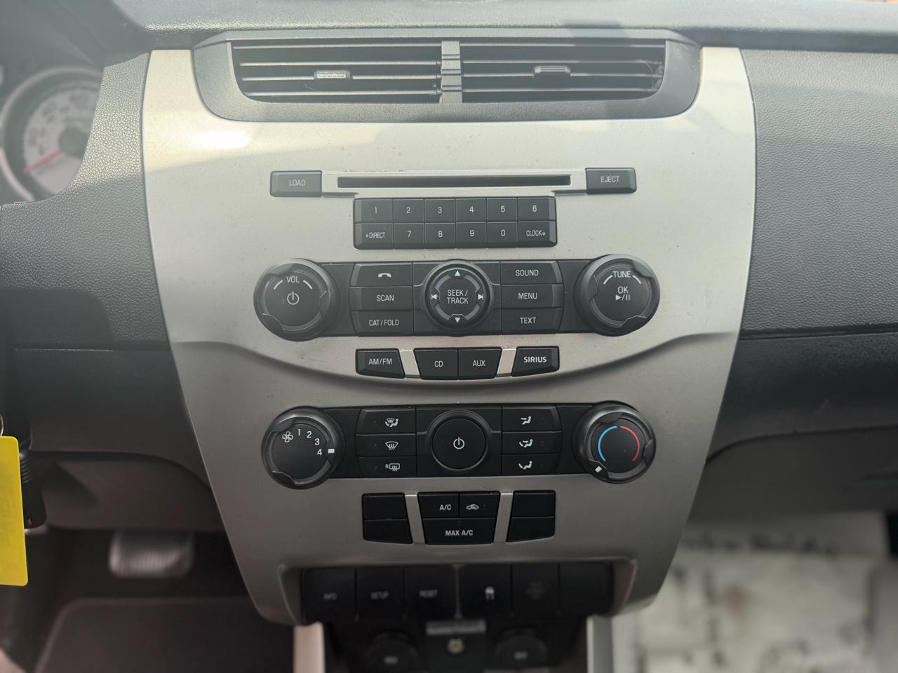 Ford Focus 4dr Sdn SE 2011