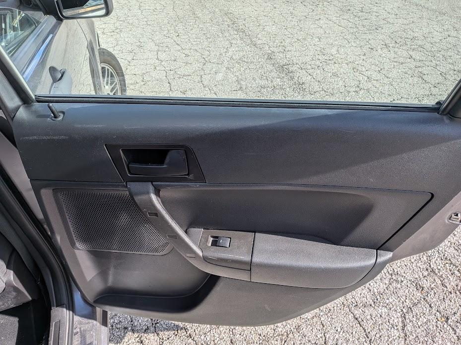 Ford Focus 4dr Sdn SE 2011