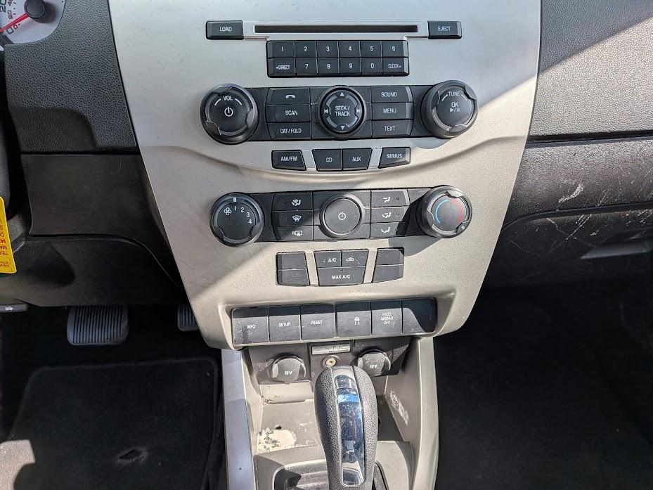 Ford Focus 4dr Sdn SE 2011