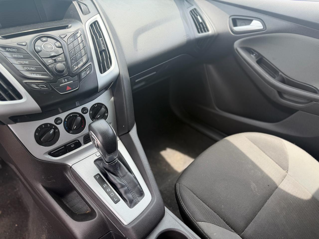 2014 Ford Focus SE - Photo 18