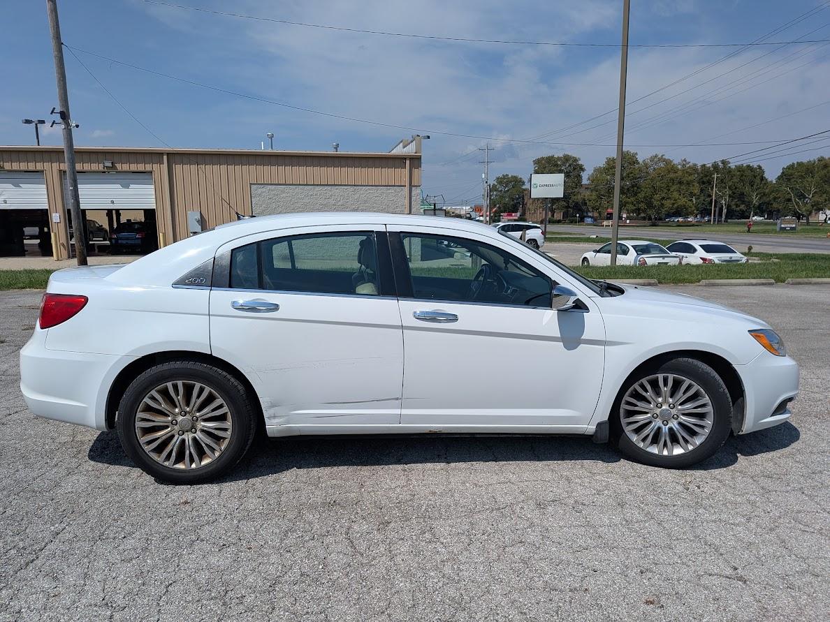 Chrysler 200 4dr Sdn Limited 2013