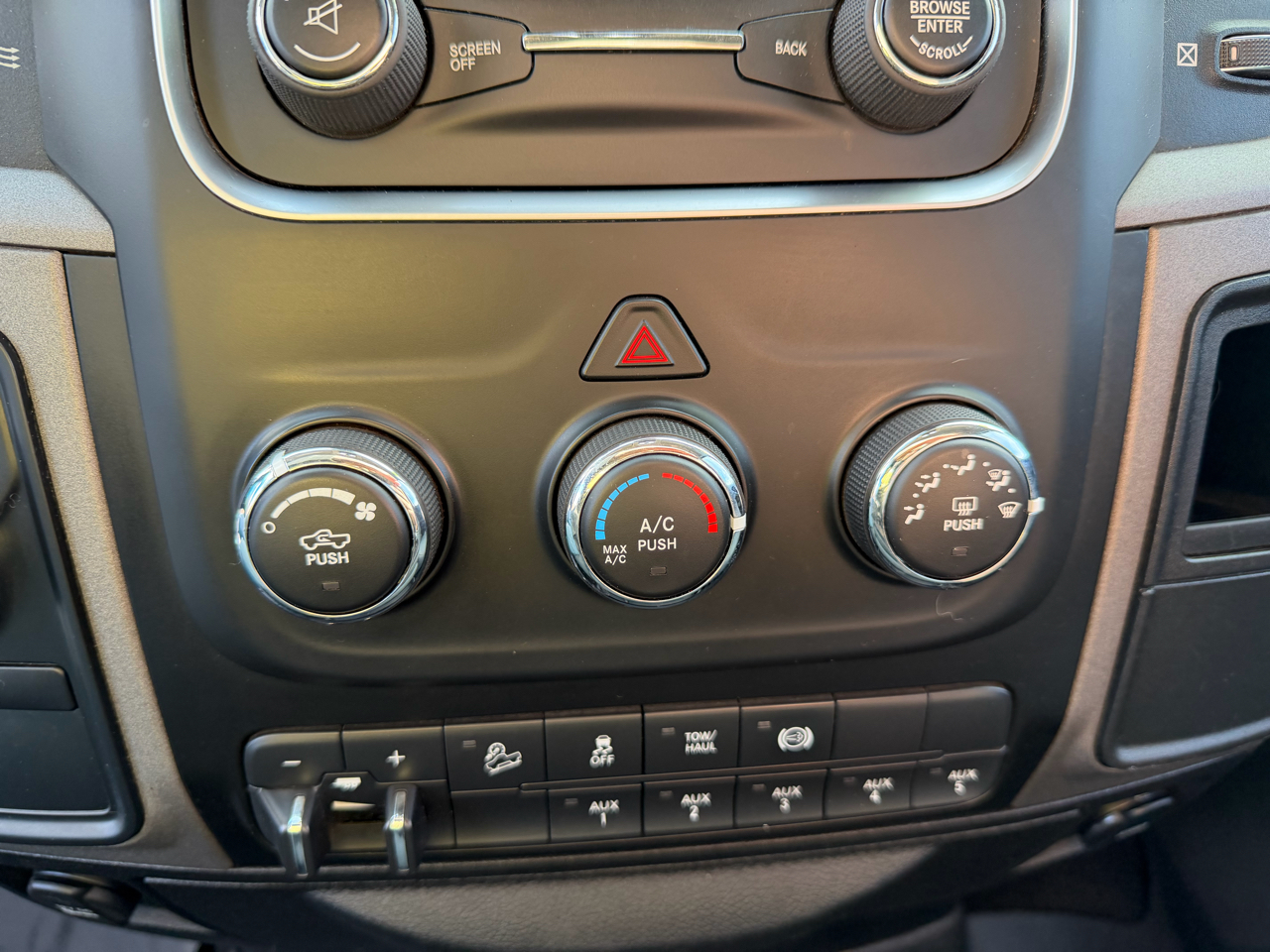 RAM 2500 Tradesman 4x4 Crew Cab 6'4" Box 2018