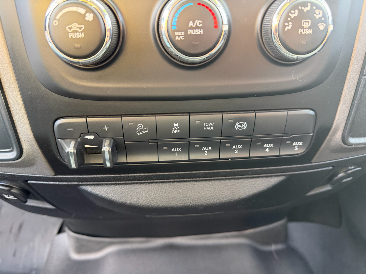 RAM 2500 Tradesman 4x4 Crew Cab 6'4" Box 2018