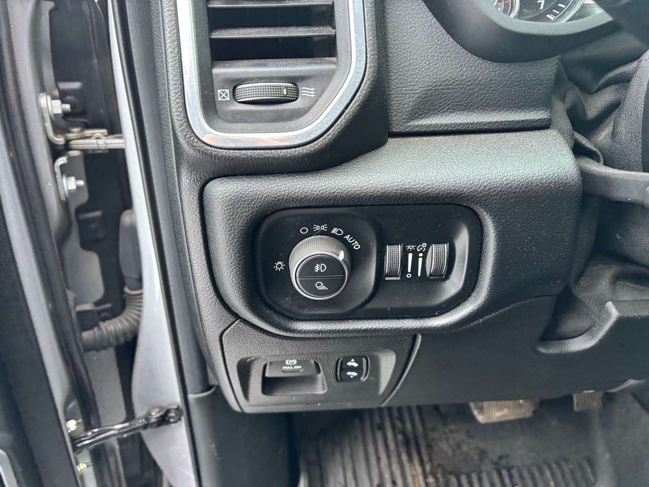 RAM 1500 Laramie 4x4 Crew Cab 5'7" Box 2020