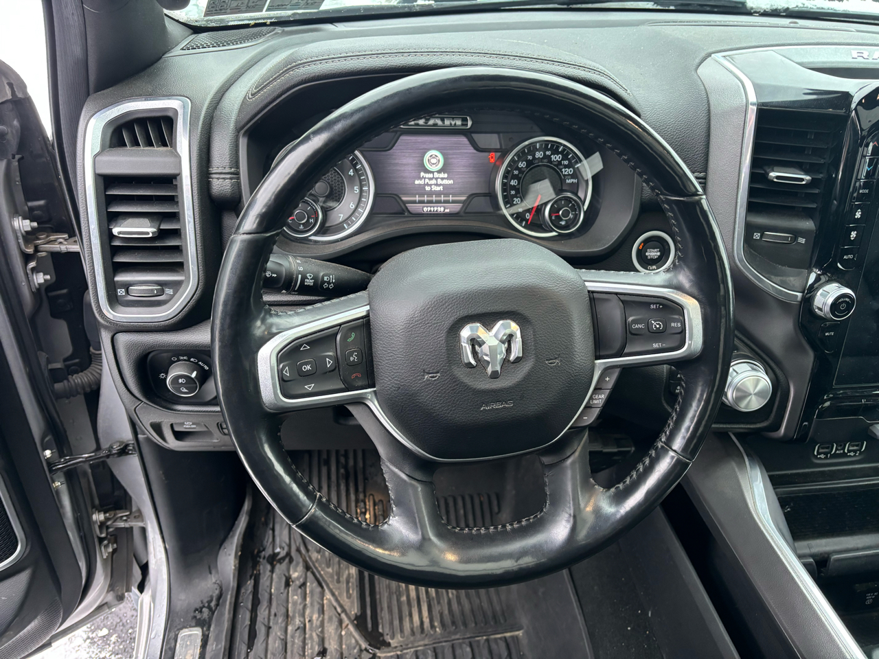 RAM 1500 Laramie 4x4 Crew Cab 5'7" Box 2020