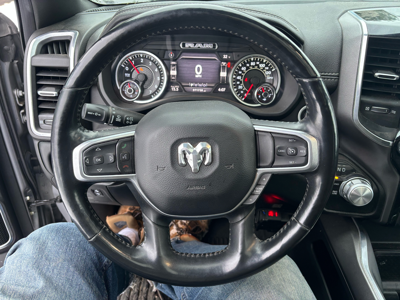 RAM 1500 Laramie 4x4 Crew Cab 5'7" Box 2020